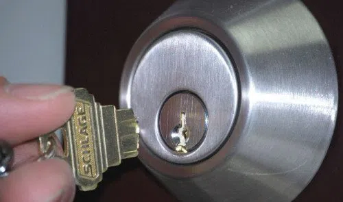 Royal Locksmith Store Lutz, FL 813-393-1846 - key-broke-in-lock